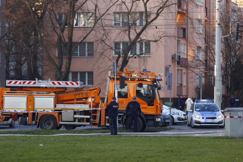 Wypadek na Banacha. Doszło do rozszczelnienia butli z gazem. Skrzyżowanie ze Żwirki i Wigury zablokowane 