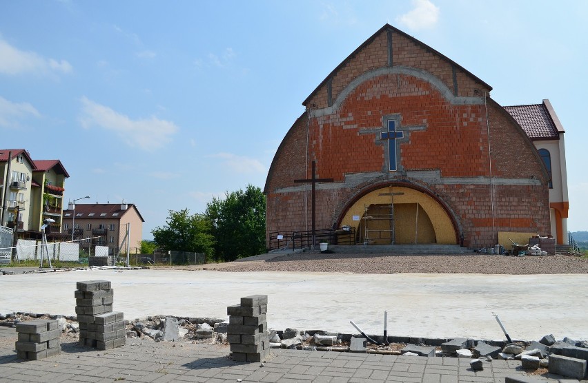 Plac kościelny został już wybrukowany (95 tys. zł), zostało...