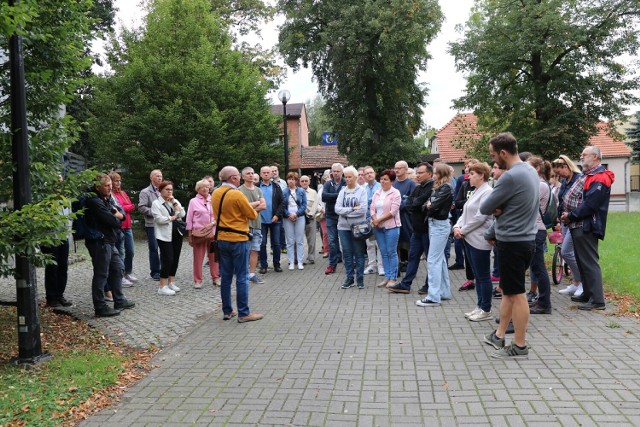 Kilkadziesiąt osób z zainteresowaniem słuchało ciekawostek dotyczących przeszłości Pleszewa, którymi podczas spaceru historycznego po mieście w sobotnie popołudnie dzielił się Adam Staszak, dyrektor Muzeum Regionalnego. Opowieści tym razem koncentrowały się „wokół dzielnicy pruskiej”
