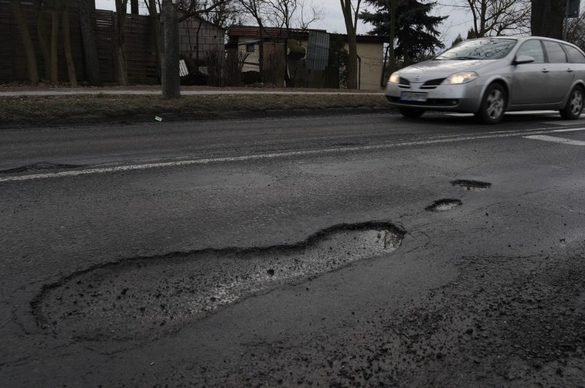 Śrem: dziury w drogach zbierają żniwo. Są uszkodzenia aut