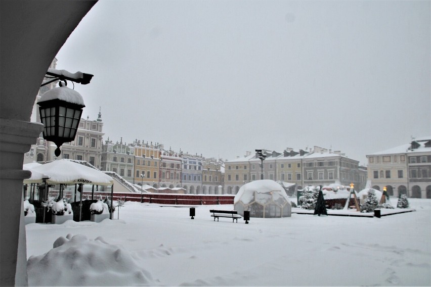 Zamojskie Stare Miasto tonie w śnieżnym puchu. I nadal sypie! 