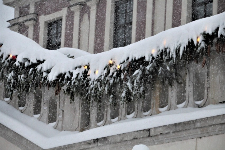 Zamojskie Stare Miasto tonie w śnieżnym puchu. I nadal sypie! 