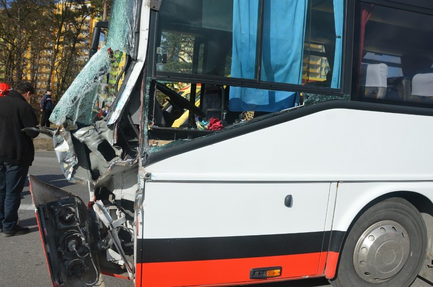 Wypadek na rondzie Falbanka we Włocławku. Zderzenie autobusu PKS z samochodem ciężarowym [zdjęcia, wideo]