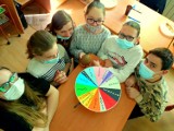 Patriotyczne "Koło Fortuny" w Jaśle. Dzieciaki ze świetlicy "Promyki" poznają historię, biorąc udział w teleturnieju [ZDJĘCIA]