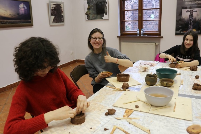 Warsztaty ceramiczne w Muzeum Regionalnym w Pleszewie. Z gliny tworzyli prawdziwe dzieła sztuki!