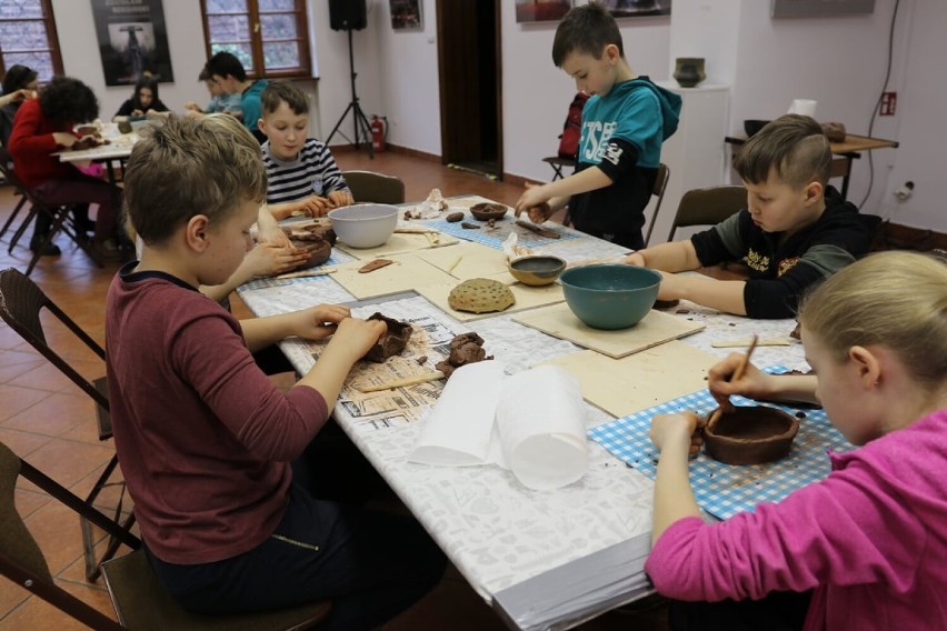 Warsztaty ceramiczne w Muzeum Regionalnym w Pleszewie. Z gliny tworzyli prawdziwe dzieła sztuki!