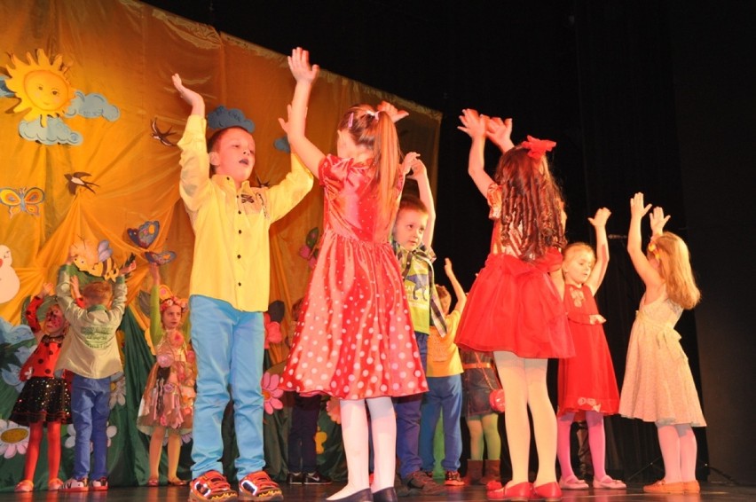 „Wiosenny musical” w wykonaniu przedszkolaków z PP 5 na scenie w MDK w Radomsku