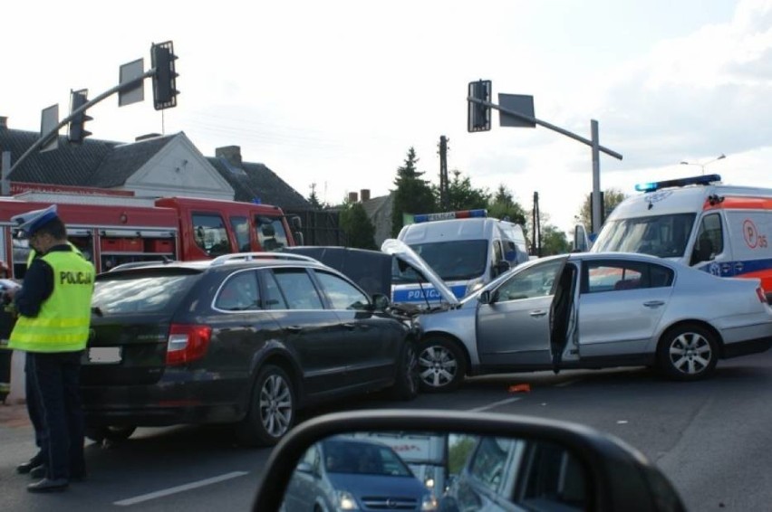 Dwa samochody zderzyły się w Koninie na skrzyżowaniu ulic...
