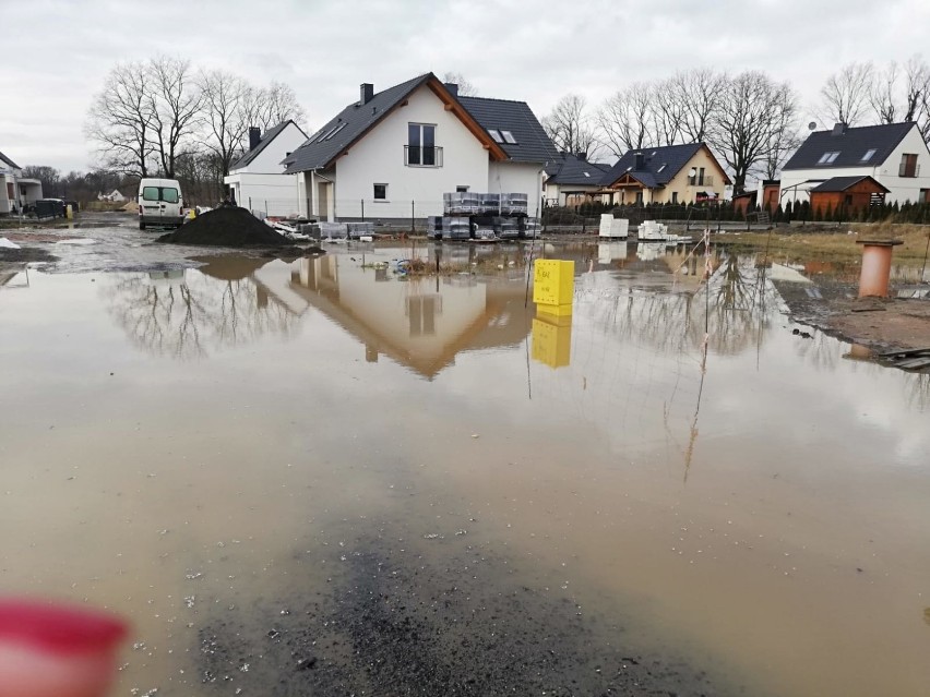 Woda i błoto na Osiedlu Róży Wiatrów w Opolu na zdjęciach...