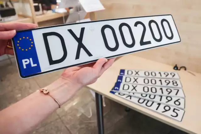 Oto nowe tablice rejestracyjne dla samochodów z wyróżnikiem DX. Na stałe zastąpią one rejestracje zaczynające się od DW. Pierwsza z nich została wydana kilka dni temu, 9 maja.