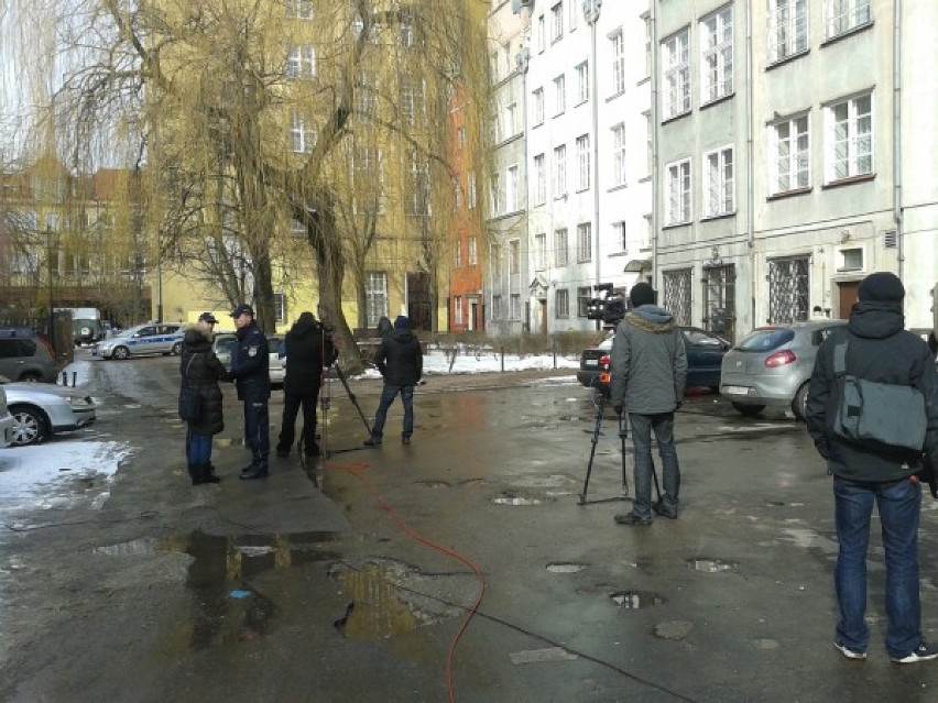 Policjanci w mieszkaniu przy ulicy Długiej 30/31 w Gdańsku...