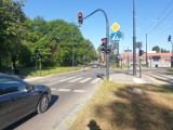 Włączyli sygnalizację świetlną na skrzyżowaniu ul. Dąbrowskiego i Łomżyńskiej w Łodzi. Tylko po co?