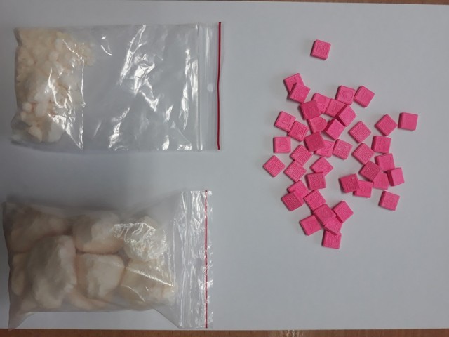 Policjanci w mieszkaniu 21-latka znaleźli prawie 100 gramów amfetaminy oraz 42 sztuki tabletek extasy, a w jego pojeździe już zamontowany akumulator, pochodzący z wrześniowej kradzieży