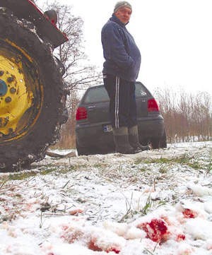 Wiesław Rogacz traktorem wyciągał samochód pogotowia z grząskiego pola. Na śniegu po tragedii zostały ślady krwi. Fot. JAKUB MORKOWSKI