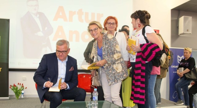 Po spotkaniu można było zakupić książkę "A koń w galopie nie śpiewa"  Artura Andrusa i Wojciecha Zimińskiego z autografem  autora.