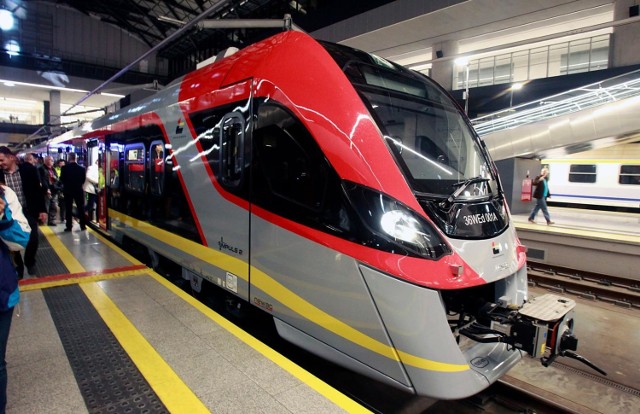 Nowe pociągi Impuls2 w barwach ŁKA rozpoczęły kursowanie po reginie od poniedziałku, a od 9 grudnia wyjadą na nową linię Łowicz - Skierniewice. Na razie po województwie łódzkim będą jeździły cztery takie pociągi. Kolejnych dziesięć będzie dostarczonych do ŁKA w przyszłym roku.