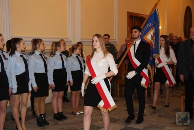 Uroczystość odbywała się tradycyjnie, według ceremoniału wojskowego. Wzięło w niej udział 29 uczniów.