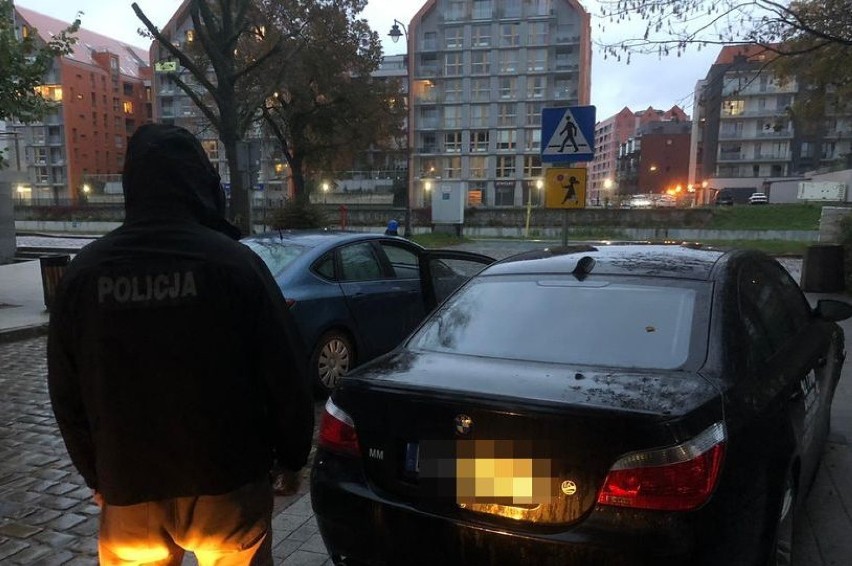 Gdańsk: Uciekał skradzionym BMW. Staranował blokadę, policjanci użyli broni. Zatrzymany 38-latek