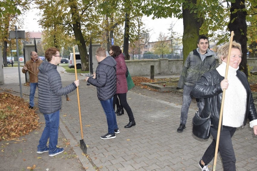 Wychowankowie SOSW sprzątali cmentarz św. Stanisława przy ul. Rawskiej [ZDJĘCIA]