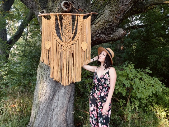 Na zdjęciu Basia Miedzińska z dużą makramą o nazwie „Flora”