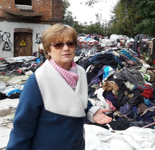 Stefania Podgórska podkreśla, że pod Starym Młynem przybywa śmieci, bo niektórzy zaczęli traktować plac jak dzikie wysypisko