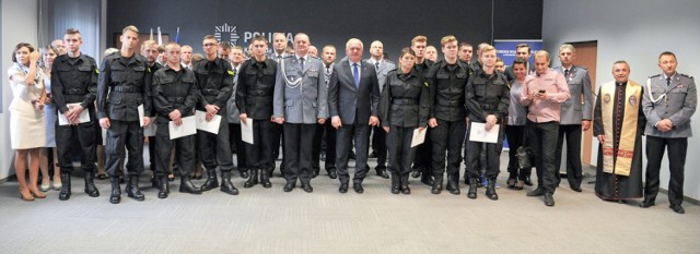 Lubuska policja już po raz kolejny w tym roku zyskała nowych funkcjonariuszy. 12 adeptów z powodzeniem przeszło całą procedurę rekrutacyjną i już niebawem będzie szkolić swe umiejętności na kursie podstawowym. 

To już piąta w tym roku uroczystość związana ze złożeniem ślubowania przez nowoprzyjętych policjantów. 50 już zasiliło szeregi lubuskiej policji. Tym razem garnizon lubuski wzmocniony zostanie kolejnymi 12 policjantami. W tym ważnym dla jednostki, samych policjantów oraz ich rodzin dniu nie zabrakło wojewody lubuskiego Władysława Dajczaka, który prosił najbliższych i rodziny policjantów o wsparcie w tej trudnej służbie oraz wyrozumiałość związaną z licznymi wyrzeczeniami.

Młodzi adepci już za kilka dni trafią do szkoły policji w Katowicach, aby szkolić policyjne umiejętności. Duchowego wsparcia jak zawsze udzielił kapelan lubuskiej policji ks. kanonik Jerzy Piasecki.

Wtorkowa (5 wrrześnia) uroczystość była także okazją do wyróżnienia lubuskich stróżów prawa. 20 funkcjonariuszy już doświadczonych w policyjnej misji postanowieniem Prezydenta Rzeczypospolitej Polskiej o nadaniu „Medalu za Długoletnią Służbę”, zostało odznaczonych medalami. 10 z kolei zostało docenionych przez Ministra Spraw Wewnętrznych i Administracji, Komendanta Głównego Policji oraz Komendanta Wojewódzkiego Policji  w Gorzowie Wlkp. znajdując uznanie za ponadprzeciętne zaangażowanie i profesjonalne wykonywanie swych obowiązków służbowych oraz wiele osiągnięć. 

Do końca roku lubuska policja planuje jeszcze przyjąć 70 policjantów. 

Zobacz też: Lubuscy policjanci czuwają nad bezpieczeństwem uczniów w drodze do szkoły


