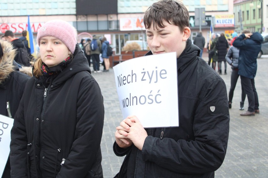 Happening młodzieży w centrum Wielunia w rocznicę inwazji na Ukrainę ZDJĘCIA