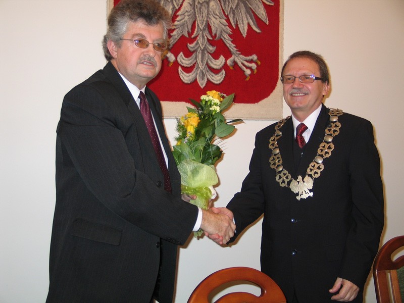 Radny senior Kazimierz Cichoń (z lewej) gratuluje...