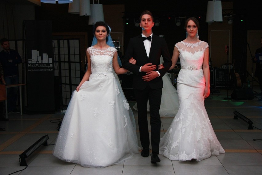 Zdjęcie ilustrujące pokaz sukien ślubnych, które prezentowały mieszkanki regionu