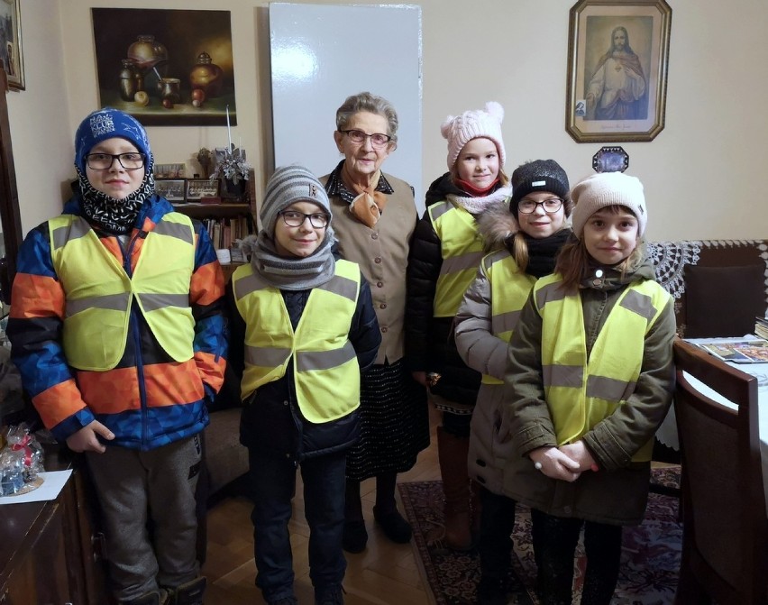 Uczniowie z Zespołu Szkół w Bonikowie z życzeniami u seniorów