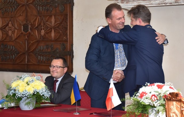 Włodarze Malborka i Włodzimierza w braterskim uścisku po podpisaniu porozumienia o partnerstwie.