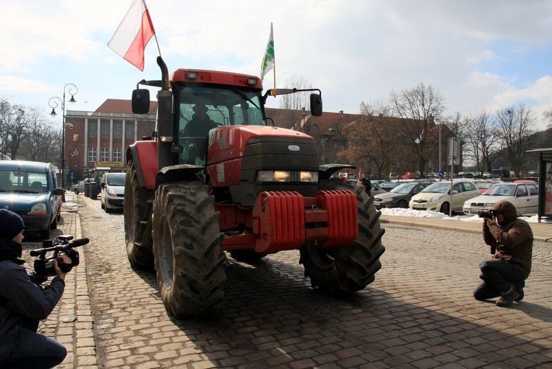 Protest rolników w Gdańsku. Chcą Banku Ziemskiego. &quot;Pseudobiznesmeni spekulują ziemią&quot; [ZDJĘCIA]