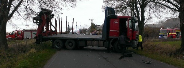 Zderzenie ciężarówki z osobówką na trasie Pleszew - Chocz