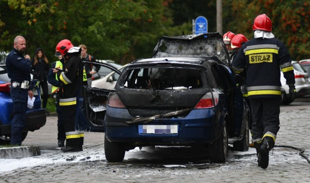 Do groźnego pożaru samochodu doszło w czwartek, 8 października, na ul. Strzeleckiej w Gorzowie Wlkp. Na miejsce przyjechali strażacy, ale pojazd i tak niemal doszczętnie spłonął. 

Opel zapalił się na ul. Strzeleckiej. O pożarze poinformowali nas Czytelnicy. Na miejsce przyjechał zastęp strażaków oraz policja. Mimo że strażacy szybko dojechali na miejsce, to pojazd niemal doszczętnie spłonął. - Palił się jak pochodnia, płomienie buchały spod maski, z okien i drzwi. Spłonął w mgnieniu oka - relacjonuje nam świadek. 

- Samochód na szczęście w pożarze nikt nie ucierpiał - podkreśla Bartłomiej Mądry z Komendy Miejskiej Państwowej Straży Pożarnej w Gorzowie Wlkp. 



Polecamy wideo: Pożar naczepy tira na trasie S3 pod Nową Solą - a akcji gaśniczej również policjanci
