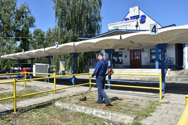 W miniony piątek, na dworcu w Nakle, trwały prace porządkowe m.in. koszono trawę na peronach.