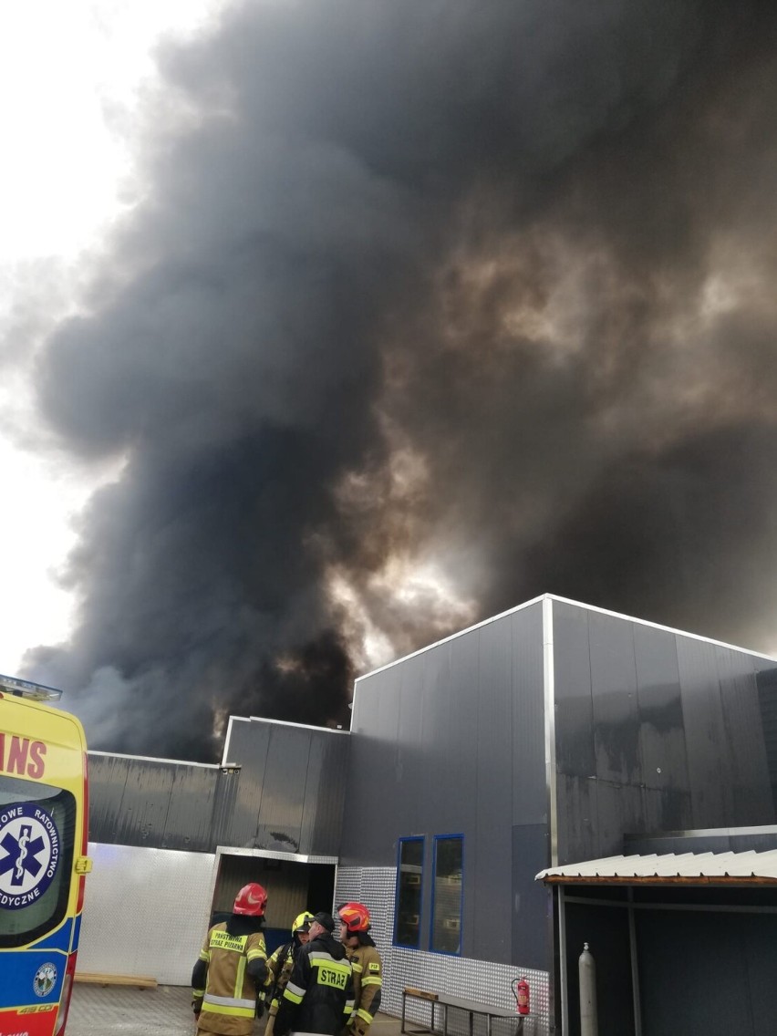W Sanoku doszło do pożaru lakierni. Ogień gasiło 30 zastępów strażaków z kilku powiatów [ZDJĘCIA, WIDEO]