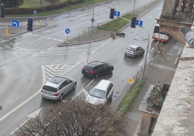 Kierowca samochodu wjechał w barierki na ulicy Dowkontta w Radomiu.