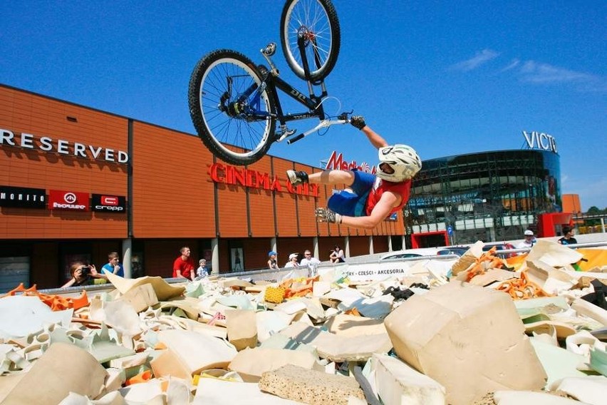 Skoki na rowerach przed galerią