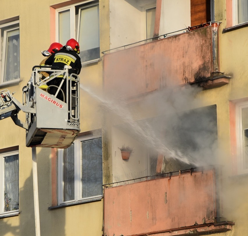 Malbork. Pożar w budynku wielorodzinnym w centrum miasta. Ogień pojawił się na balkonie