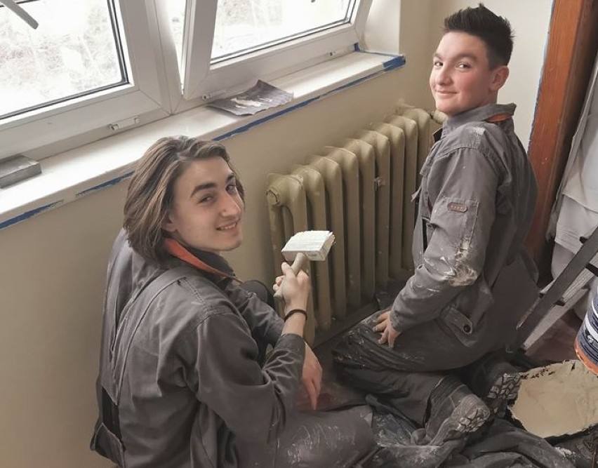 Uczniowie w ramach zajęć remontują pomieszczenia w łęczyckim szpitalu 