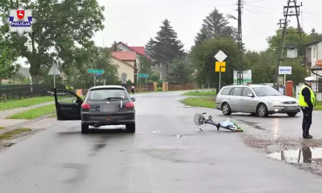 Potrącenie rowerzystki w Starym Pożogu. 54-latka ma poważne obrażenia