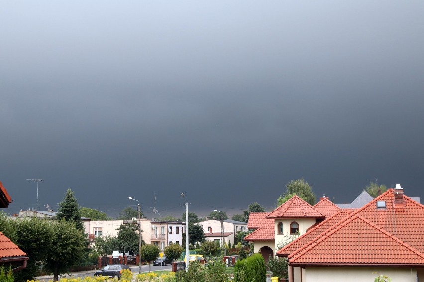 Ciemne chmury nadeszły nad Wieluń niedzielnym popołudniem, ale szybko przemieściły się dalej