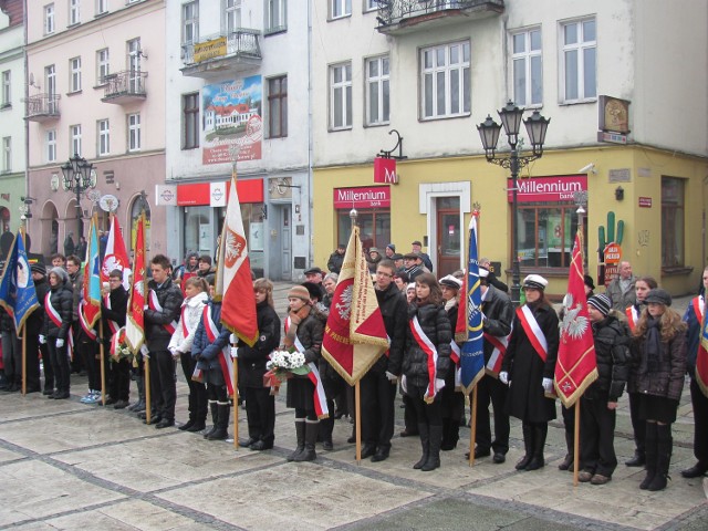 Na uroczystości nie zabrakło pocztów sztandarowych z kaliskich szkół.