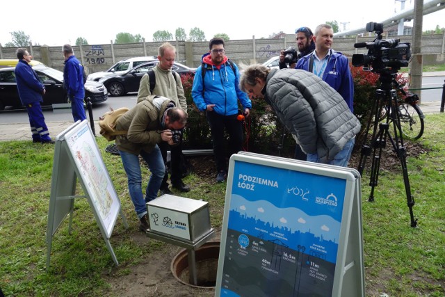 Rzeka Lamus płynie przez park Kilińskiego. Przez ażurowy właz można zobaczyć rzekę