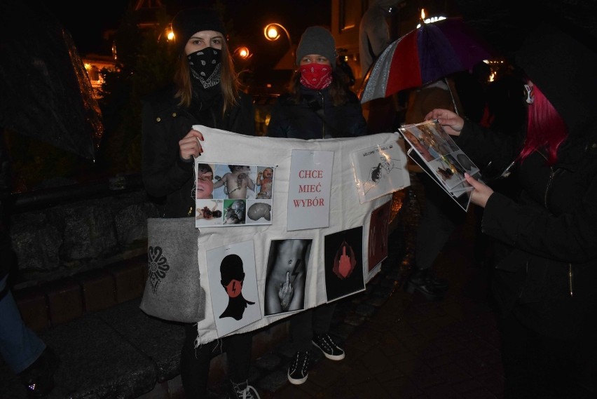 Strajk kobiet w Zakopanem. 500 osób pikietowało w rytm muzyki na Krupówkach