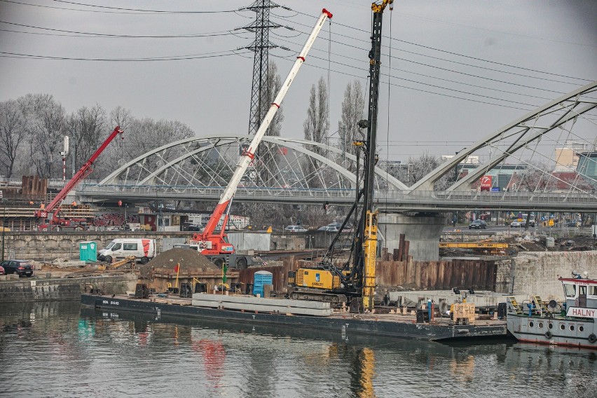 Rosną nowe mosty nad Wisłą w Krakowie. Zobacz, jak postępują prace [ZDJĘCIA]