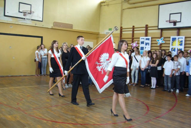 Poczet sztandarowy w Gimnazjum nr 3 w Głogowie