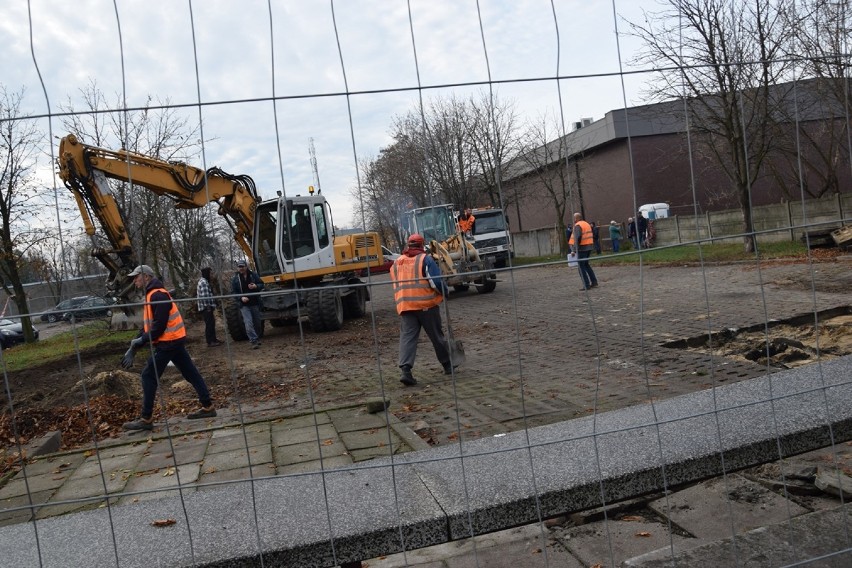 Ruszyła przebudowa parkingu i rewitalizacja kamienicy przy Łaskiej 38 [zdjęcia]