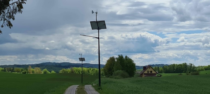 Zainstalowano nowe oświetlenie na drodze do Grzebieńca