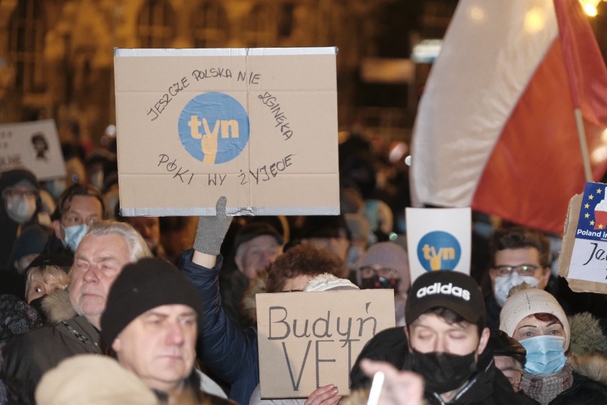 Przeciwko przyjęciu lex TVN protestował w Poznaniu tłum...